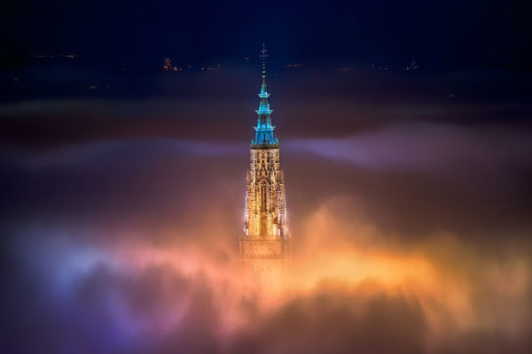 Noite de nevoeiro da cidade de Toledo
