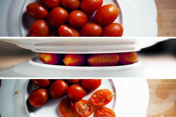 Cortar os tomates cereja entre duas tampas/pratos