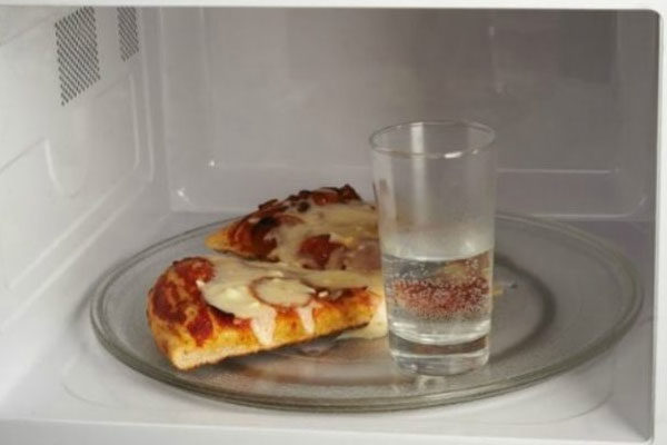 Esquentar pizza com um copo de água