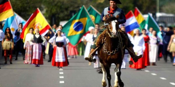 Chimarrão, shows e desfiles