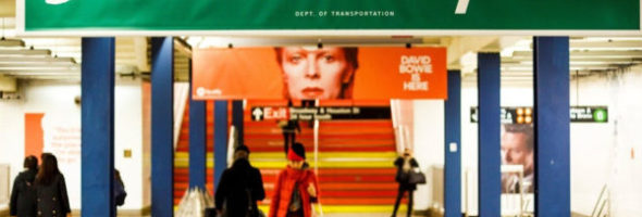 Os retratos de David Bowie invadem uma estação de metrô na Big Apple