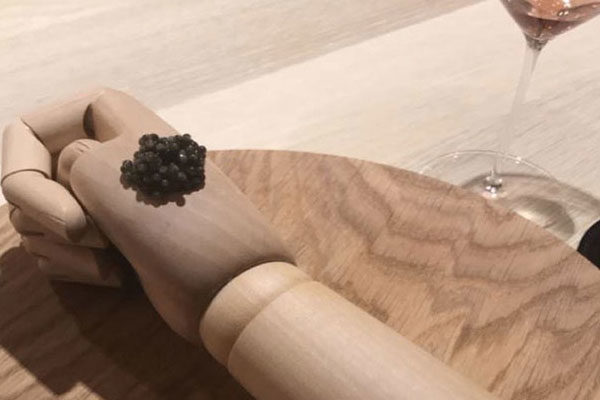 Caviar em uma mão de madeira